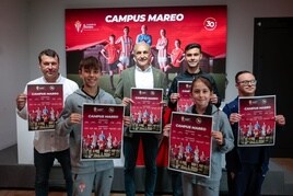 Juan Luna, Arturo Montes, Joaquín Alonso, Diego Sánchez, Martina Robles y José Luis Fernández posan con el cartel del Campus Mareo durante la presentación de ayer.