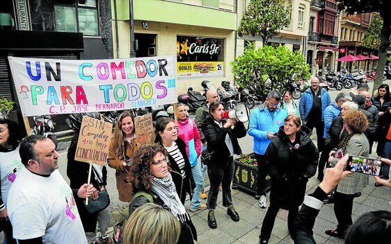 Madres y padres del colegio José Bernardo de Sama, en Langreo, ayer, delante de la Junta General.