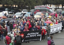 Multitudinaria manifestación en Gijón contra el vial de Jove en superficie