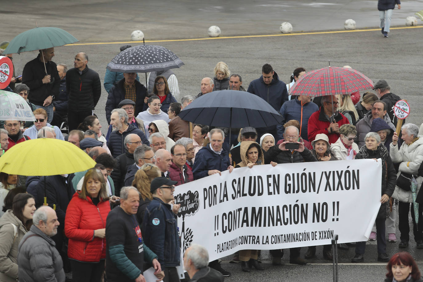 Multitudinaria manifestación en Gijón contra el vial de Jove en superficie