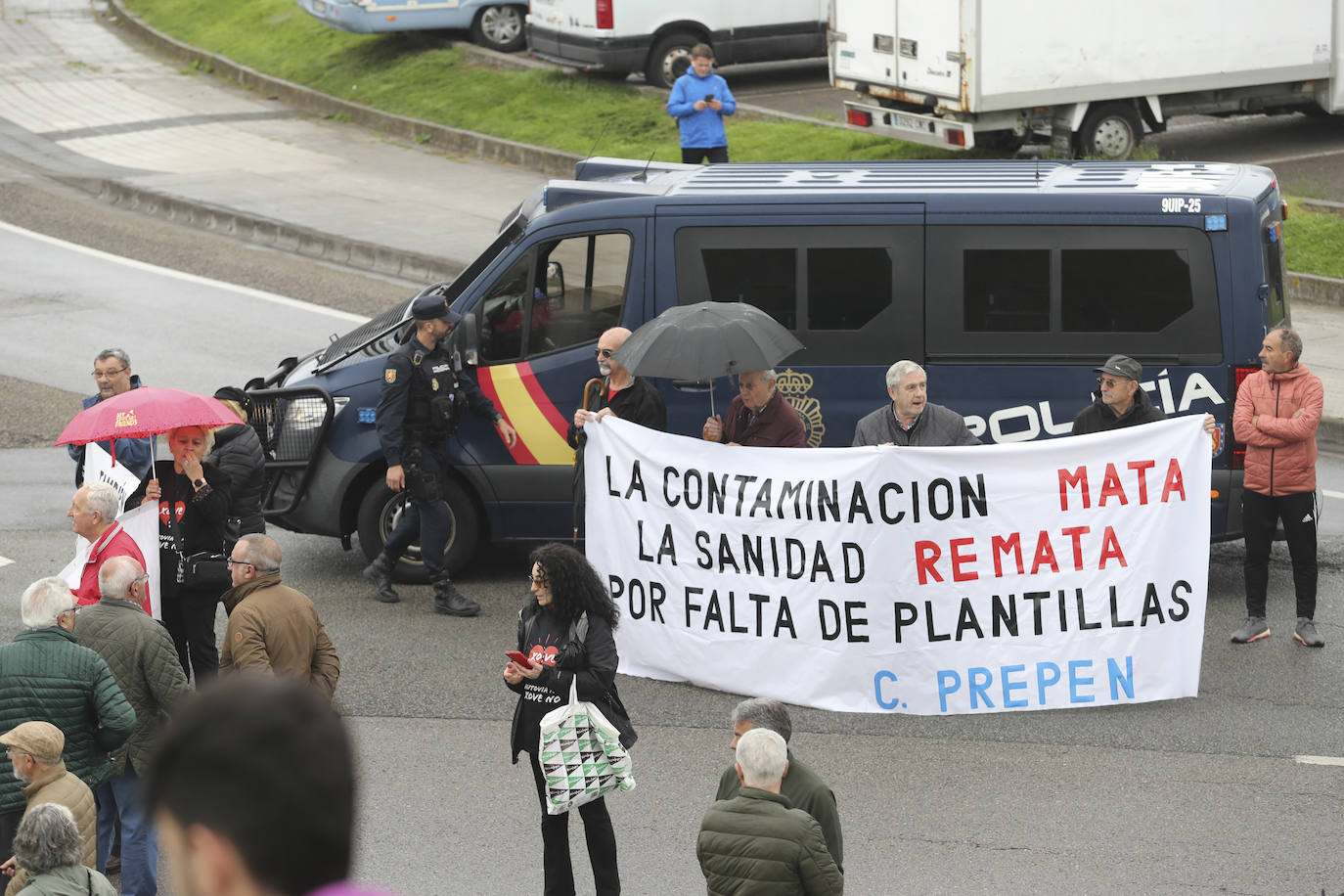 Multitudinaria manifestación en Gijón contra el vial de Jove en superficie