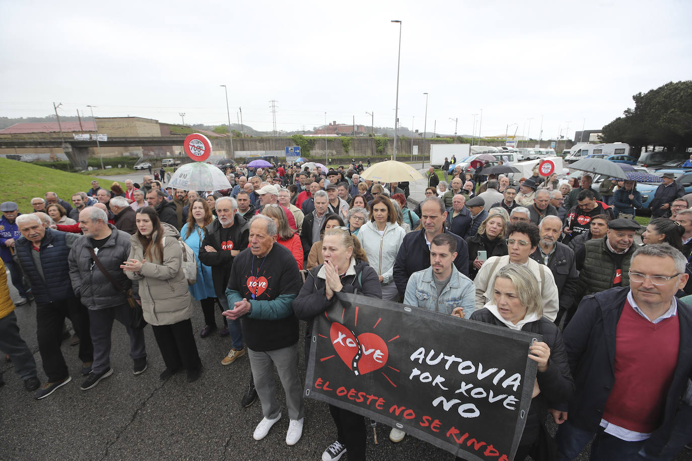 Multitudinaria manifestación en Gijón contra el vial de Jove en superficie