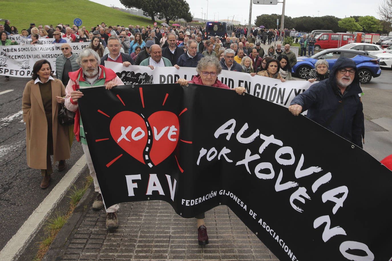 Multitudinaria manifestación en Gijón contra el vial de Jove en superficie