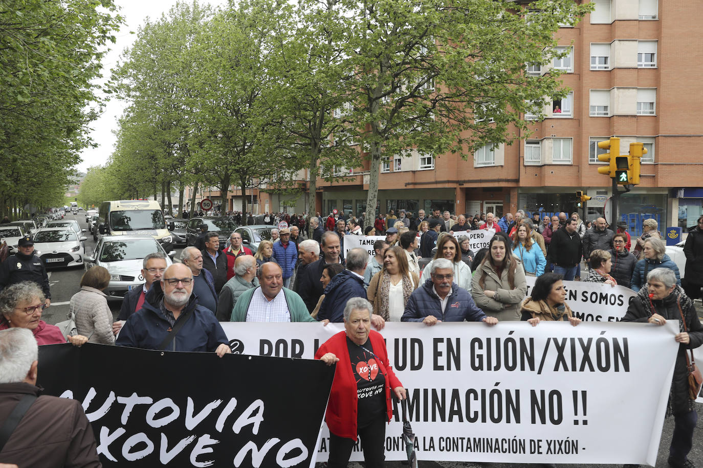 Multitudinaria manifestación en Gijón contra el vial de Jove en superficie