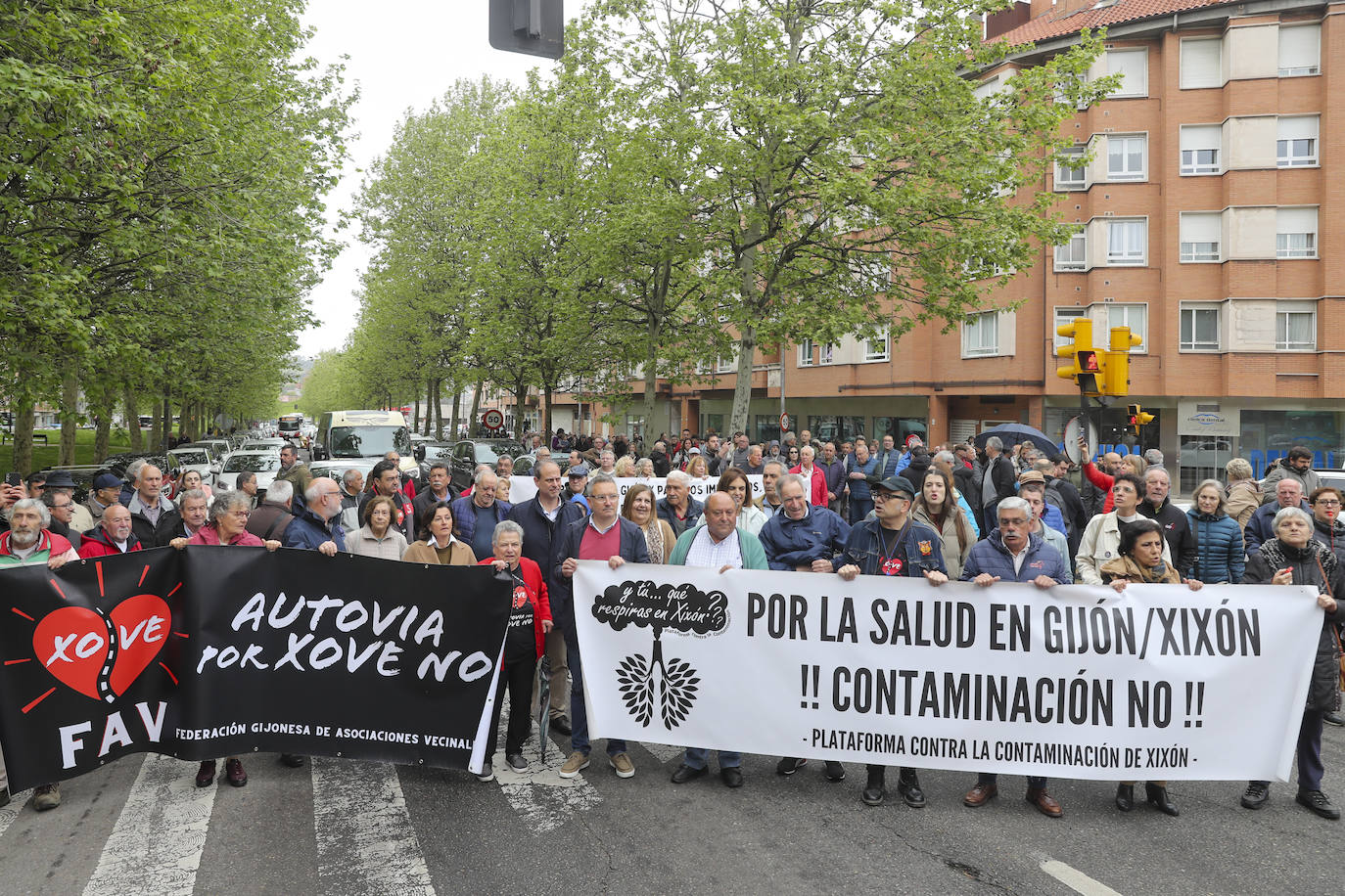 Multitudinaria manifestación en Gijón contra el vial de Jove en superficie