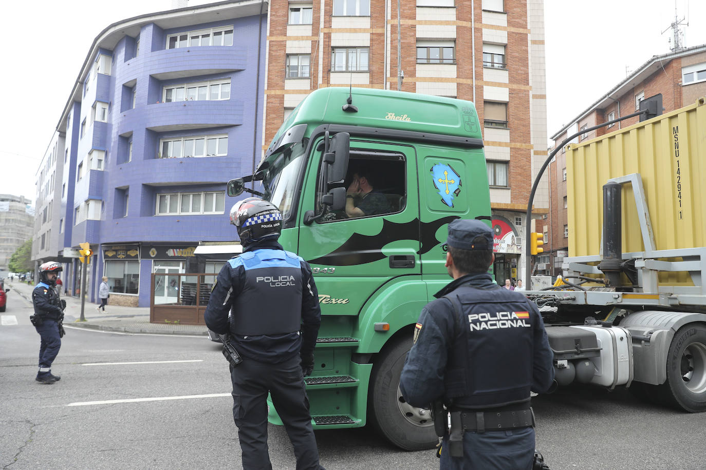 Multitudinaria manifestación en Gijón contra el vial de Jove en superficie