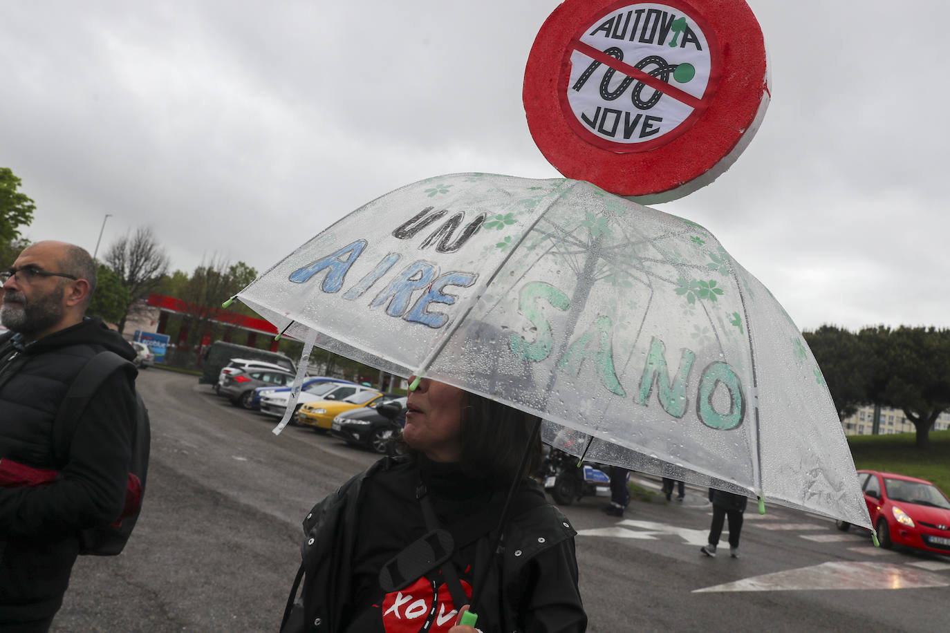 Multitudinaria manifestación en Gijón contra el vial de Jove en superficie