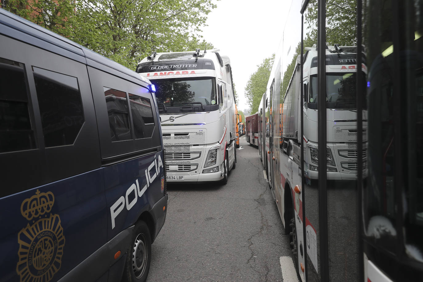 Multitudinaria manifestación en Gijón contra el vial de Jove en superficie