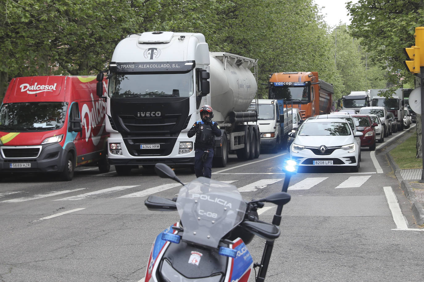 Multitudinaria manifestación en Gijón contra el vial de Jove en superficie