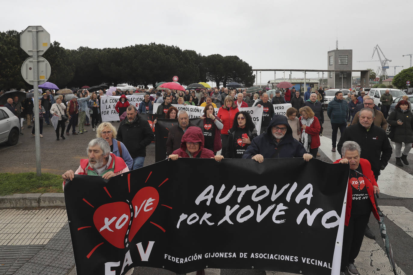 Multitudinaria manifestación en Gijón contra el vial de Jove en superficie