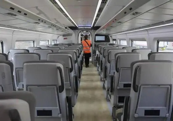 Interior de un tren Avril.