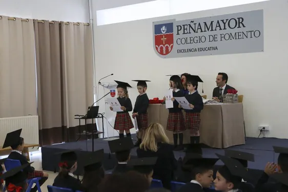 Un acto de graduación conjunto de escolares de los colegios Peñamayor y Los Robles.