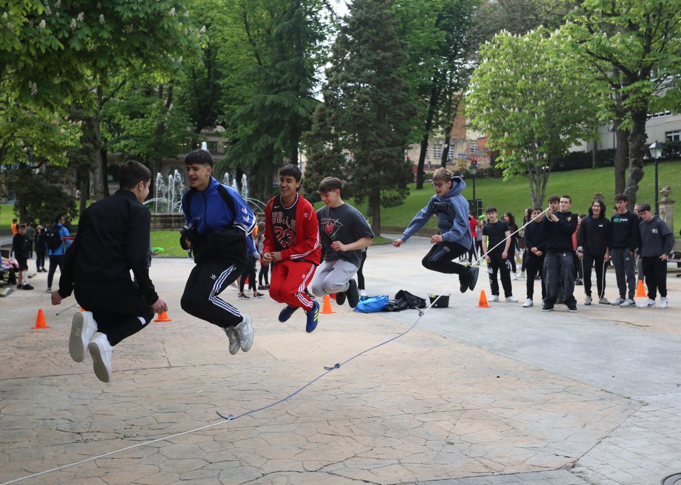 Alumnos del IES Alfonso II saltan a la comba.