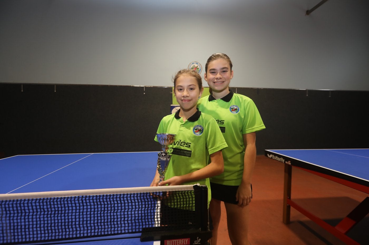 Lola Uría, en primer plano, posa con el trofeo, en compañía de María Riestra, en la sala de La Magdalena.