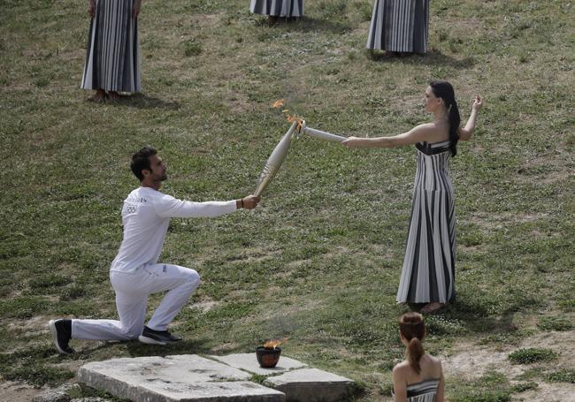 La actriz griega Mary Mina, que actuó como sacerdotisa, ayer, durante la ceremonia en la que pasa la llama olímpica al primer relevista, el piraguista griego Stefanos Ntouskos.