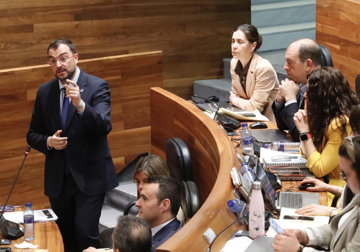 El presidente del Principado, Adrián Barbón, en el pleno en la Junta General esta mañana.