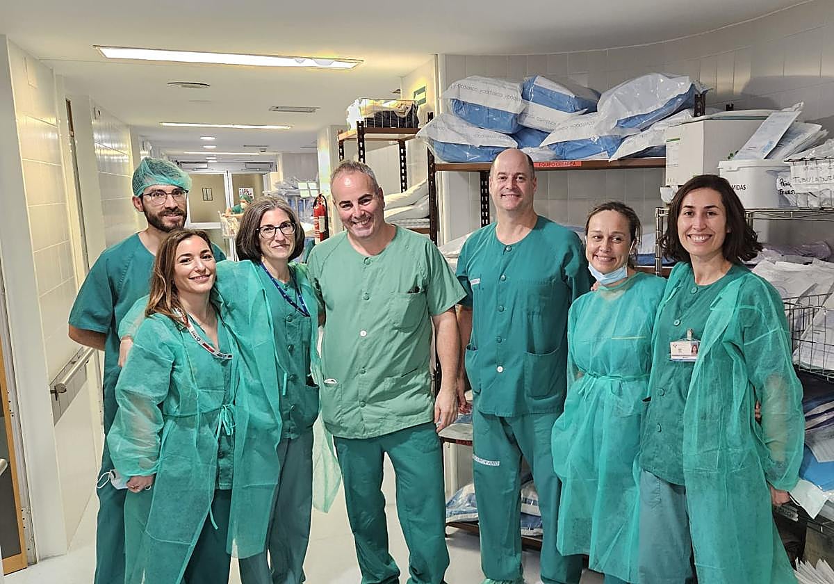 En la imagen, de izquierda a derecha, el facultativo de Digestivo, Javier Tejedor; la técnico auxiliar de enfermería de la Unidad de Endoscopias, Marta Villena; la enfermera de la unidad de Endoscopia, Mónica Ruiz; el jefe de servicio de Digestivo y médico que ha realizado el procedimiento, José Martín Pérez; el médico especialista, Alfredo Mata; La facultativa especialista en Digestivo de la Unidad de Pruebas Funcionales, Covadonga García, y la facultativa especialista en Digestivo de la Unidad de Pruebas Funcionales, María Pipa.