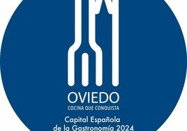 La pegatina es el logo de Oviedo Capital de la Gastronomía 2024 con su lema 'Cocina que conquista'.