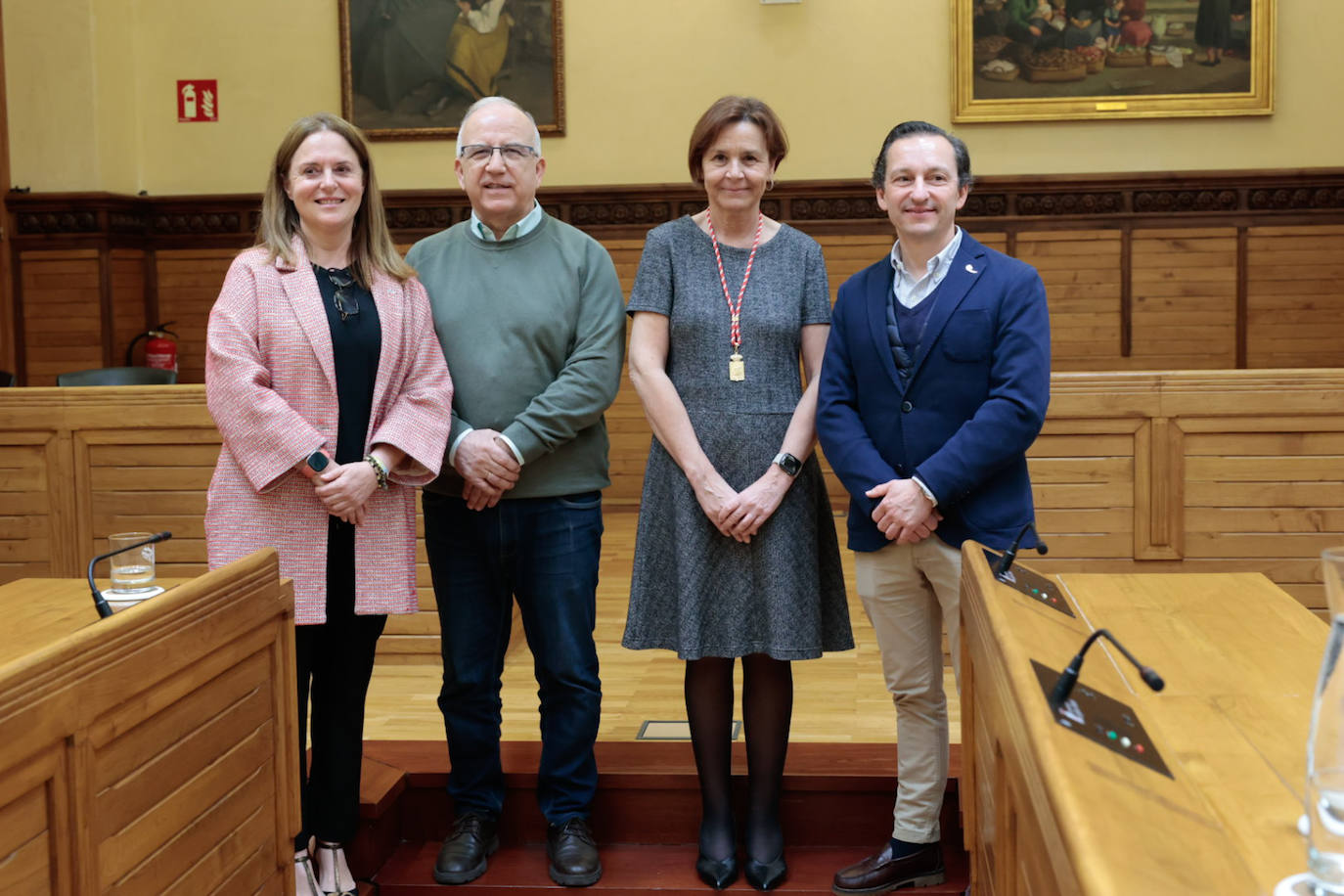 Un reconocimiento por los servicios prestados a Gijón: así fue la entrega de medallas