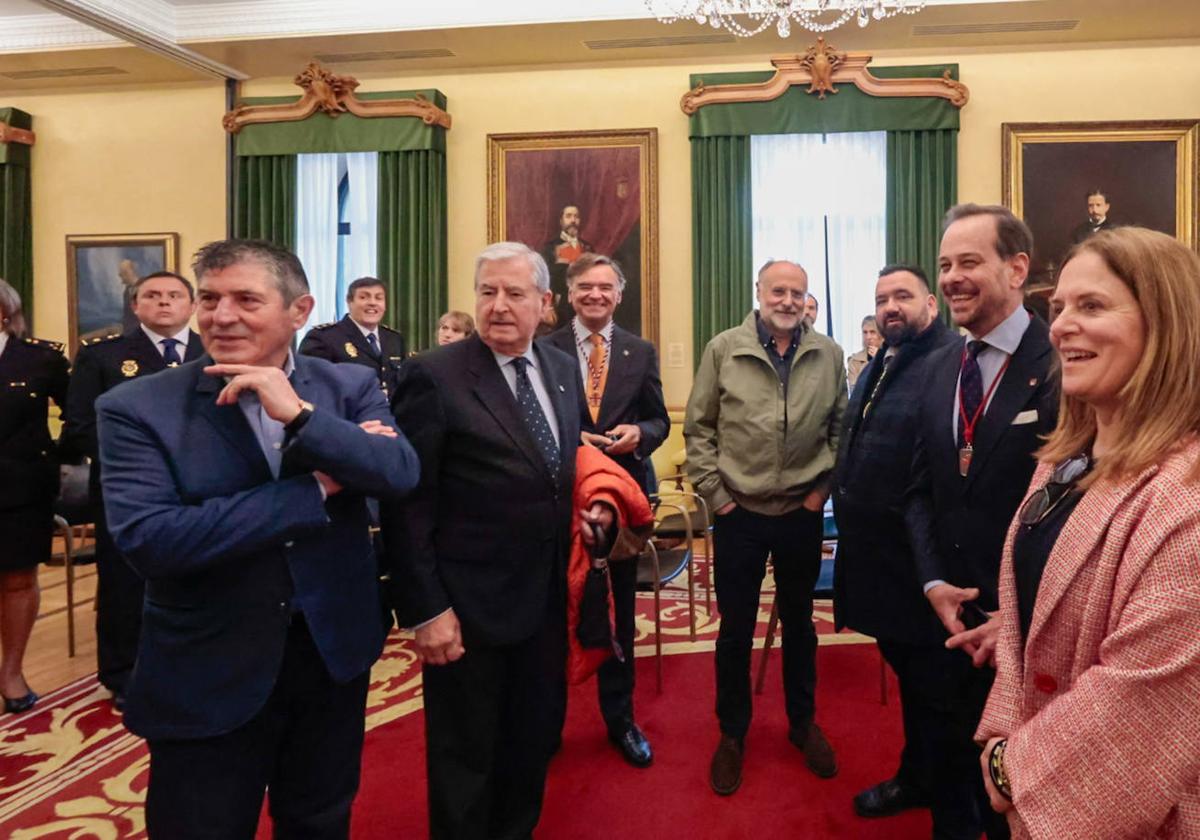 Un reconocimiento por los servicios prestados a Gijón: así fue la entrega de medallas