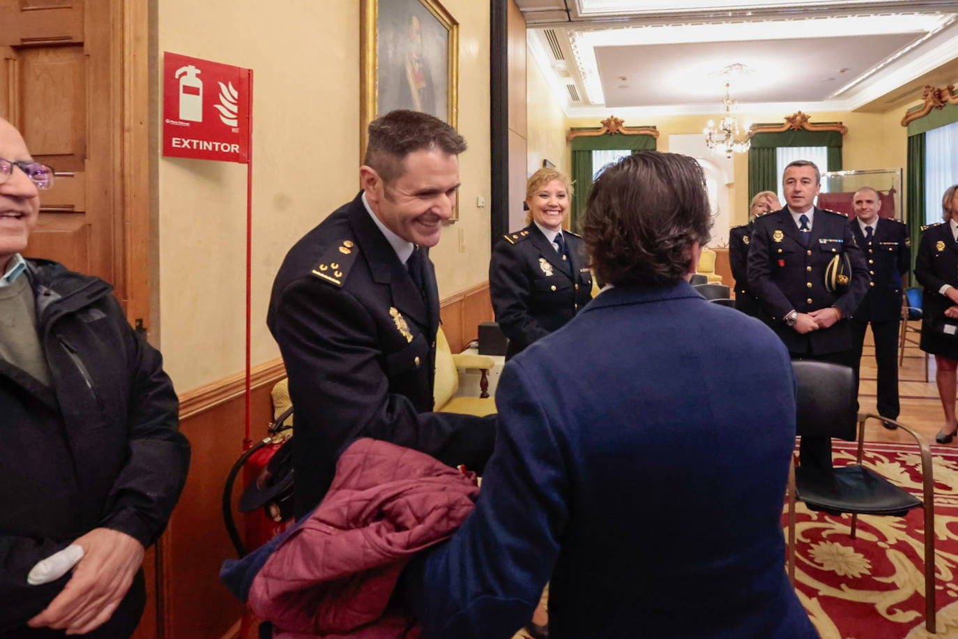 Un reconocimiento por los servicios prestados a Gijón: así fue la entrega de medallas