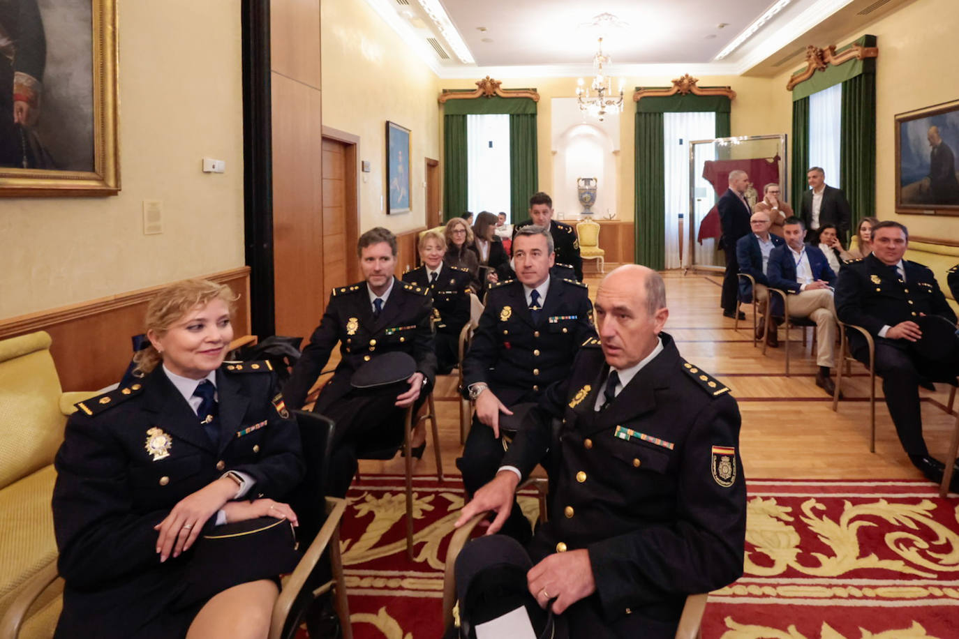 Un reconocimiento por los servicios prestados a Gijón: así fue la entrega de medallas