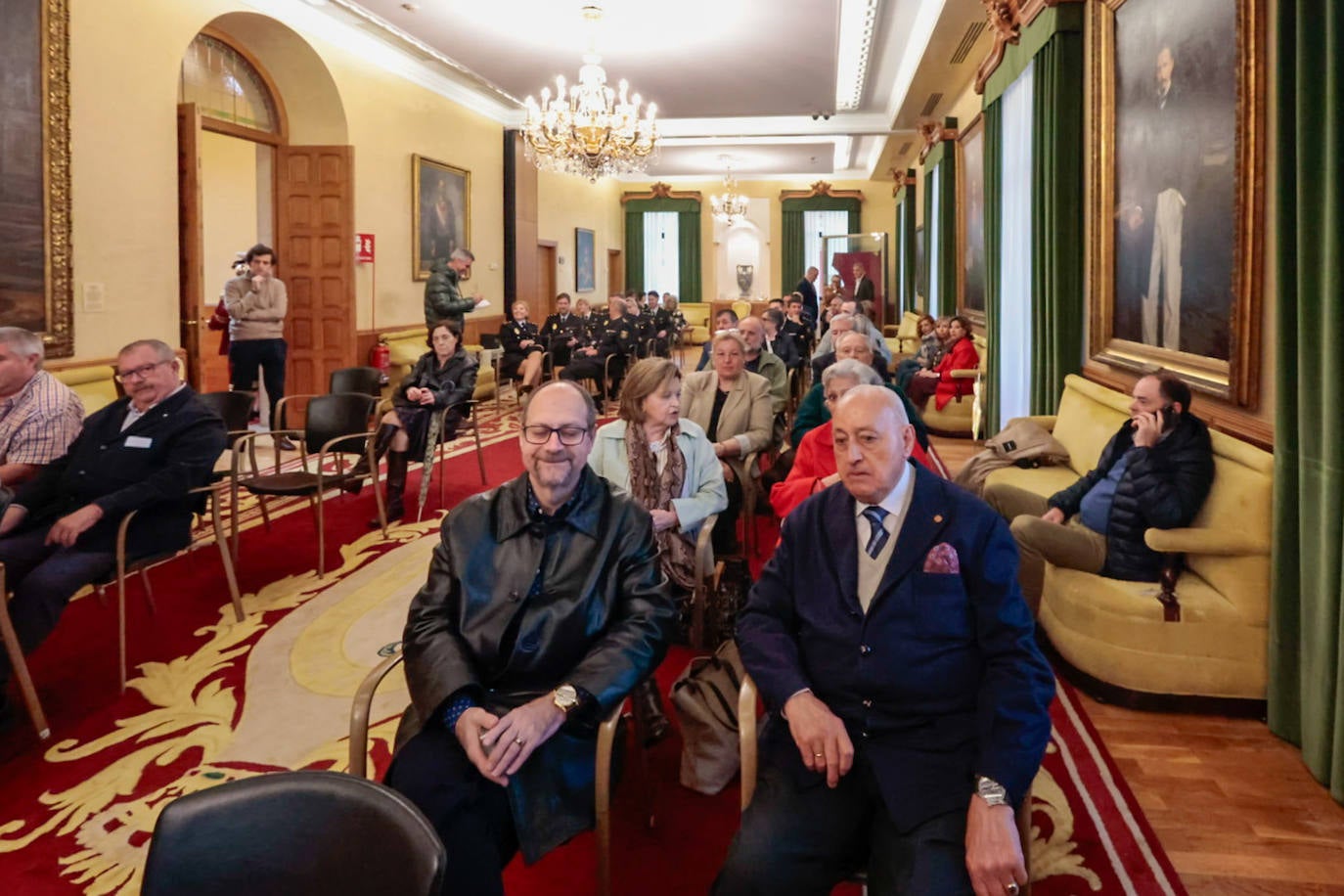 Un reconocimiento por los servicios prestados a Gijón: así fue la entrega de medallas