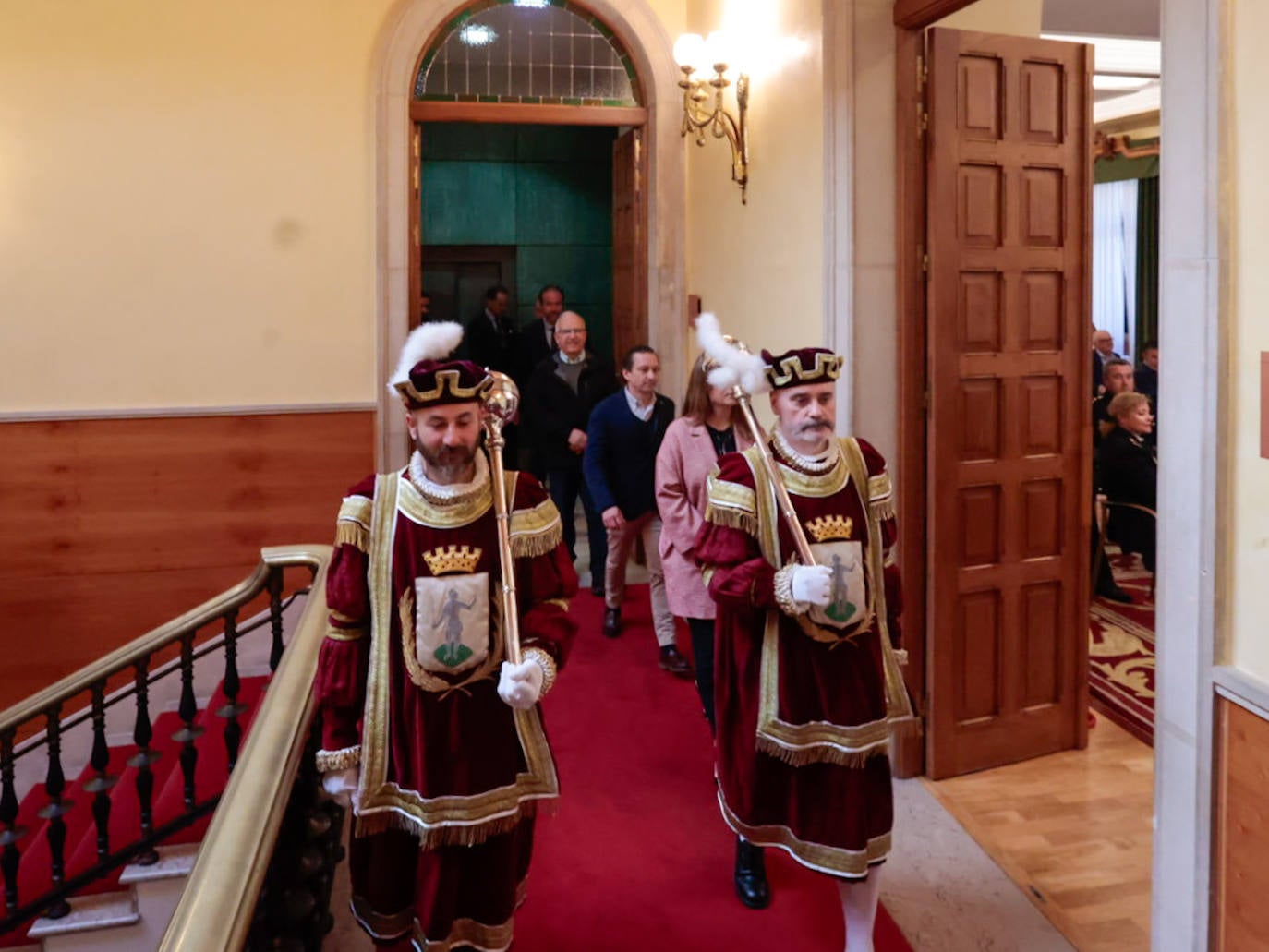 Un reconocimiento por los servicios prestados a Gijón: así fue la entrega de medallas