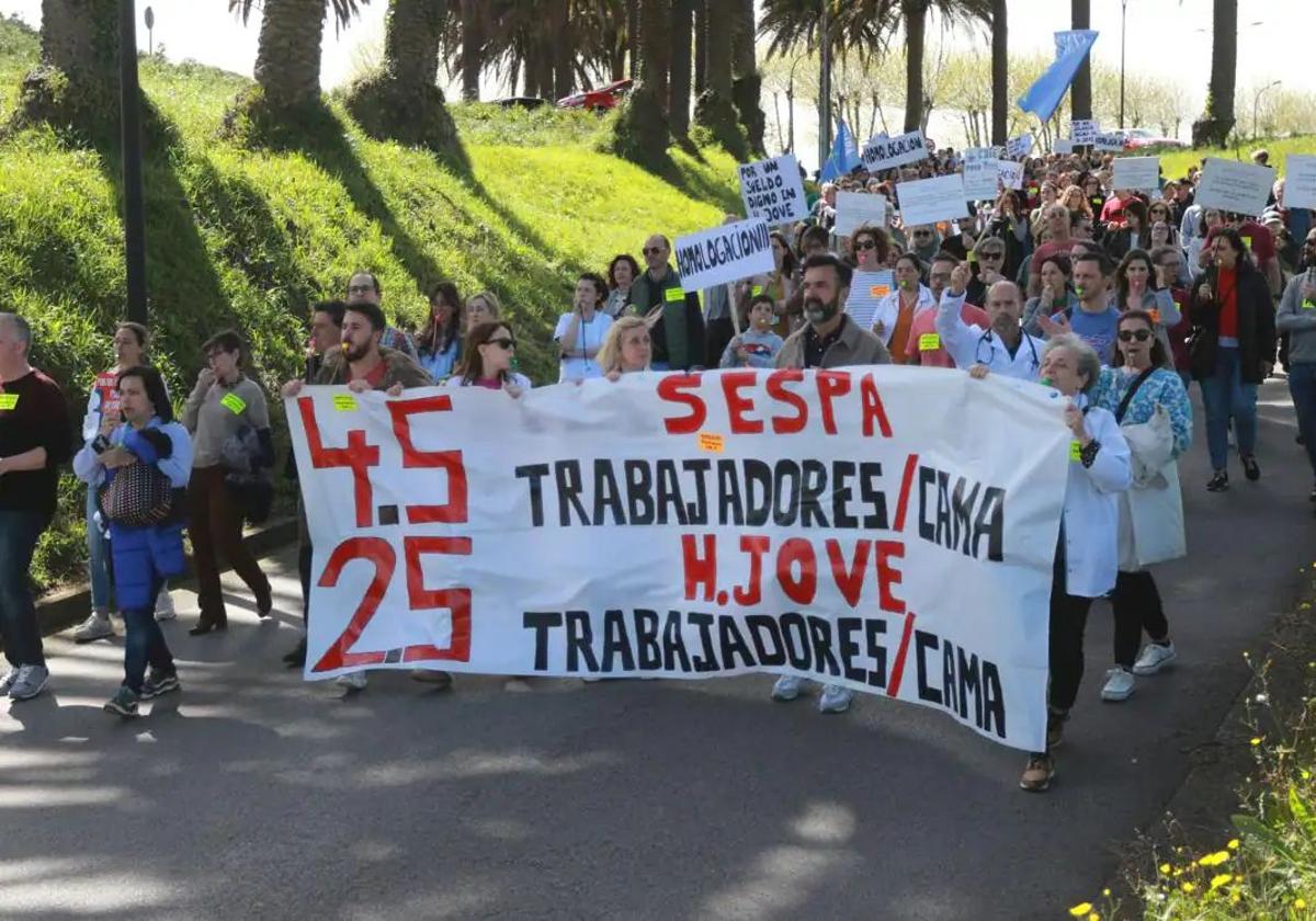 Protesta de los trabajadores del Hospital de Jove a principios de este mes de abril.