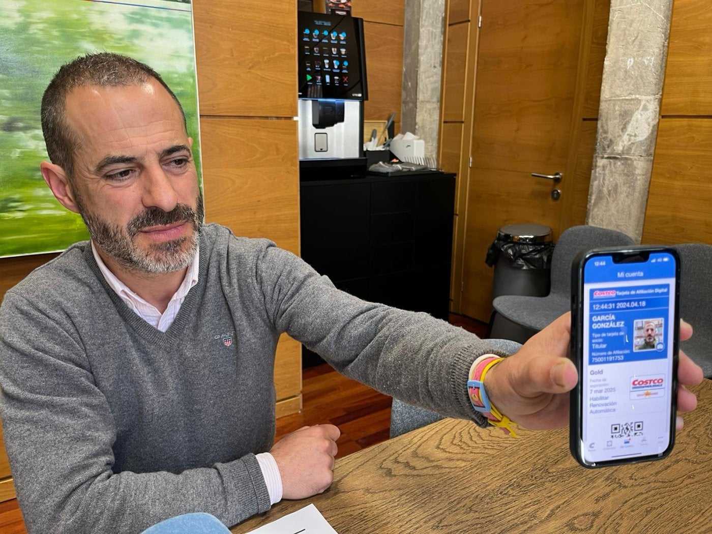 El alcalde de Siero muestra, ayer, su carné de socio de Costco en formato digital.
