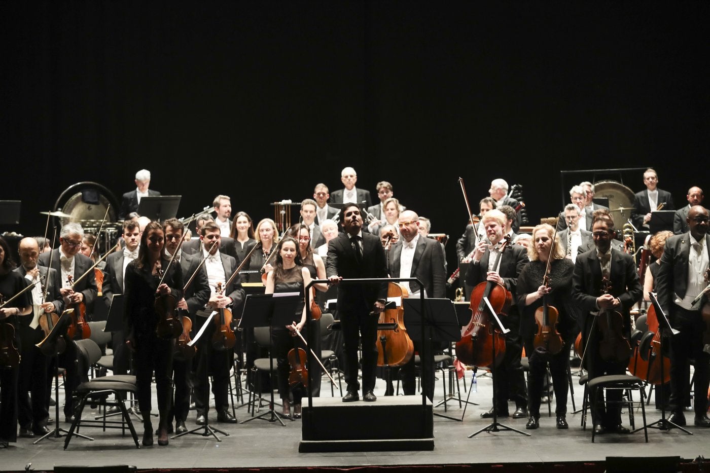 La OSPA, con su director en el centro, saluda al público.