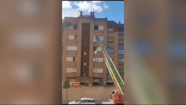 Un alarmante incendio en Oviedo obliga a desalojar a una mujer
