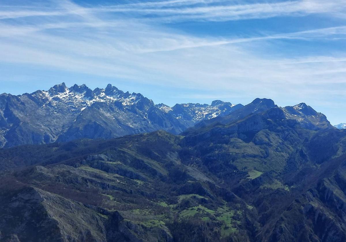 Imagen principal - Panorámica hacia los Picos de Europa/ vistas al Tiatordos/ vistas hacia Vidosa