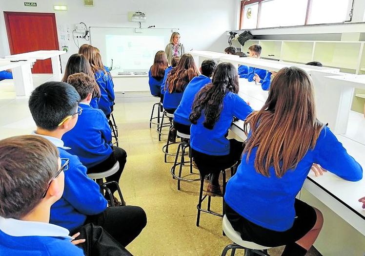 Los alumnos atentos a la presentación del taller