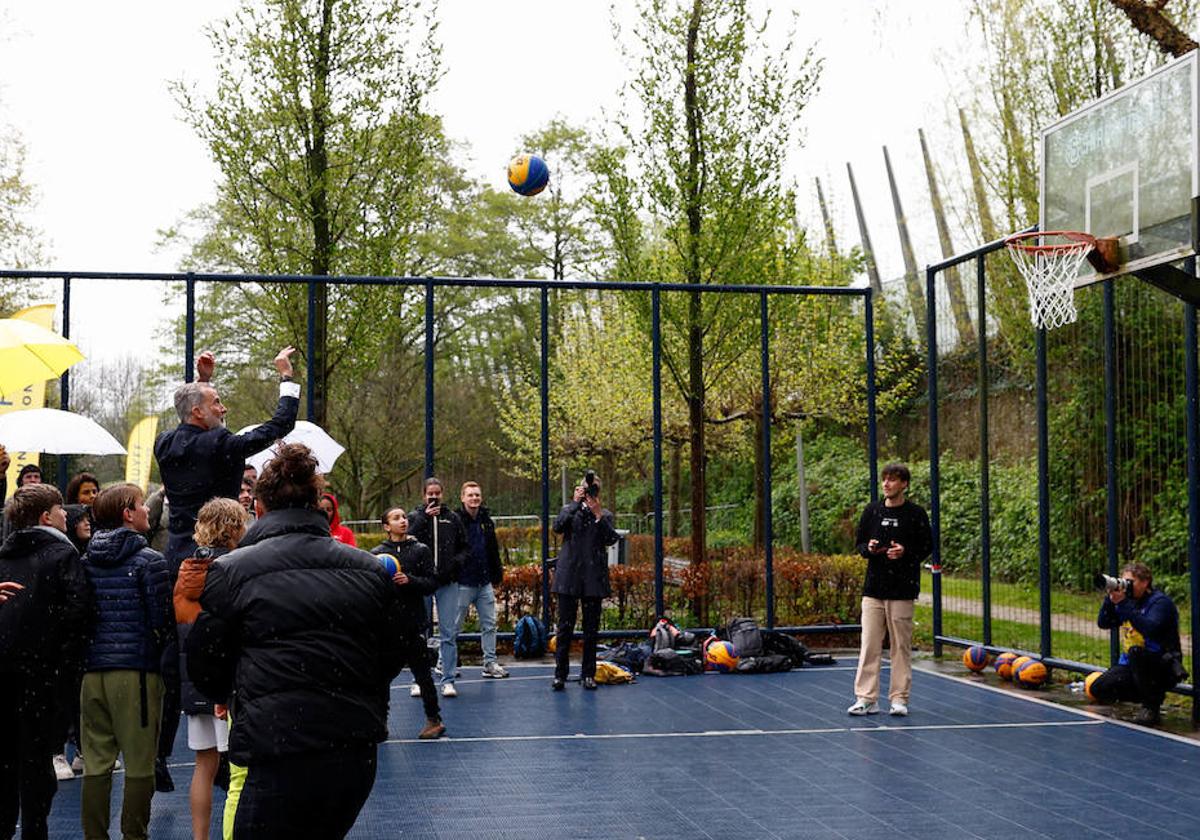 El Rey lanzando a canasta en Cruyff Court Betondorp, en Ámsterdam.