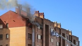 Los bomberos, en la zona, a la que también ha acudido una UVI móvil.