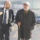El padre Chus junto a su abogado a su llegada a los juzgados de Gijón.