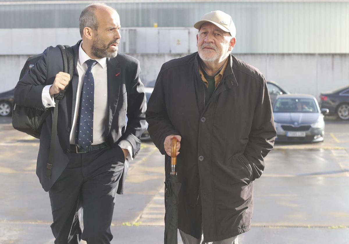 El padre Chus junto a su abogado a su llegada a los juzgados de Gijón.