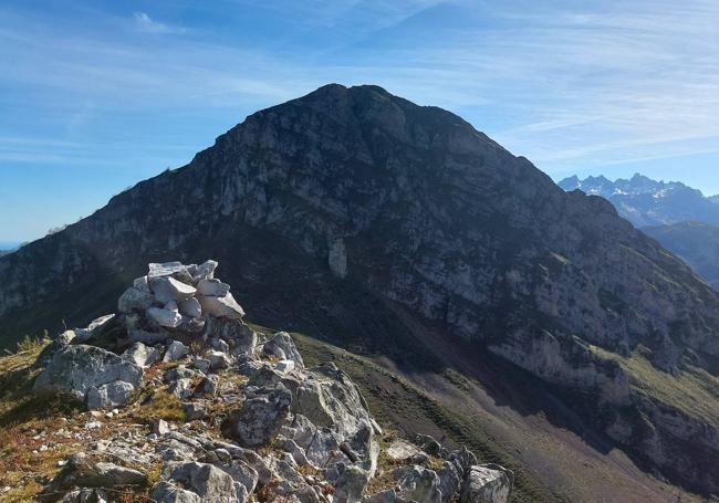 Silla de Cabestredo, cumbre hermana del Carriá que lo mira muy de cerca. Al fondo, los Picos de Europa.