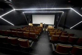 Alejandro Arranz muestra una de las salas casi terminadas de cines Embajadores Foncalada.