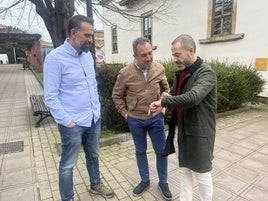 José Manuel Zapico (CC OO), el consejero Ovidio Zapico y el alcalde Ángel García 'Cepi', el pasado mes de marzo.