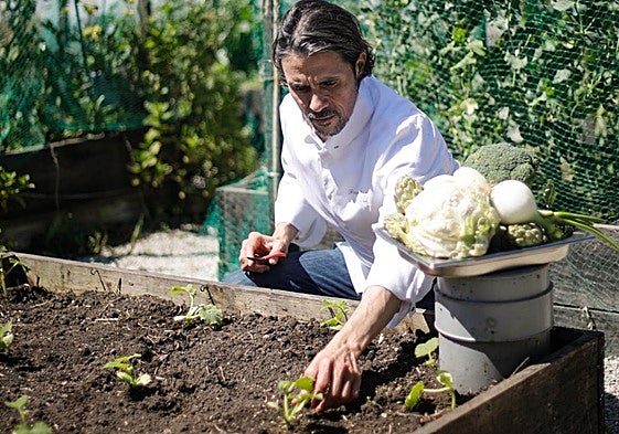 Fran Heras, de Mi Candelita, en la huerta que cultiva junto a su restaurante, en Gozón.