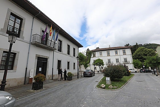 Vista exterior del Ayuntamiento de Pravia.