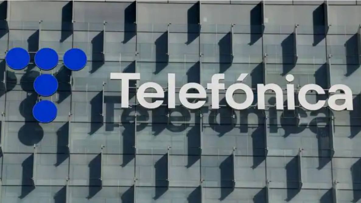 Seis de las mayores compañías del país interrumpen sus spots para felicitar a Telefónica por su centenario
