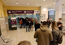 Colas en la estación de tren de Oviedo este jueves.