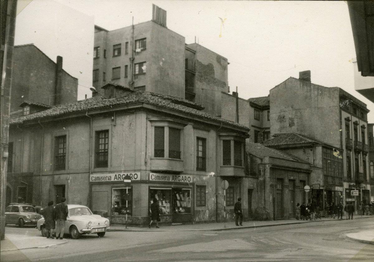 Imagen principal - 1) 1970. Casitas desaparecidas en el cruce con Cabrales. 2) 1909. Chalet en el lugar de la Iglesiona ante el tranvía y la ausencia del edificio turquesa. 3) 1918. Tranvías con apartadero, construcción de la Iglesiona, edificio turquesa con cúpulas y mercado en el Parchís.