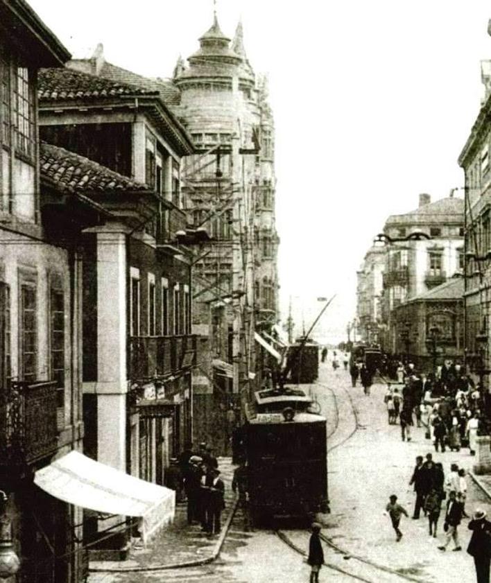 Imagen secundaria 2 - 1) 1970. Casitas desaparecidas en el cruce con Cabrales. 2) 1909. Chalet en el lugar de la Iglesiona ante el tranvía y la ausencia del edificio turquesa. 3) 1918. Tranvías con apartadero, construcción de la Iglesiona, edificio turquesa con cúpulas y mercado en el Parchís.