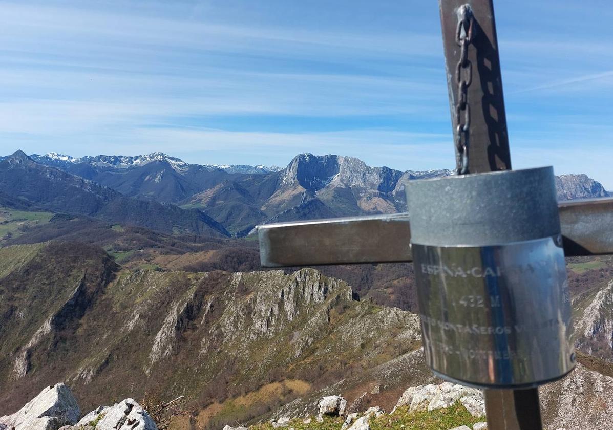 Cruz en la cumbre del Carriá, mirando en direción al imponente Tiatordos