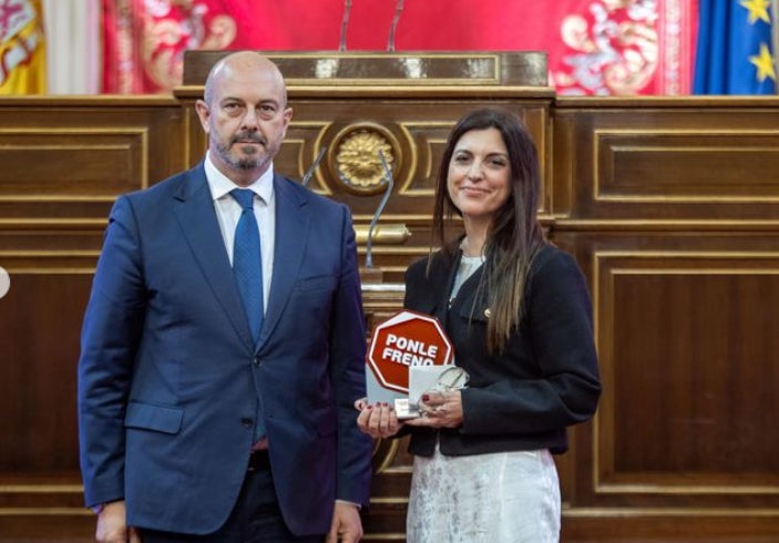 La mujer de Dámaso Guillén ha recogido el premio póstumo otorgado por Ponle Freno.