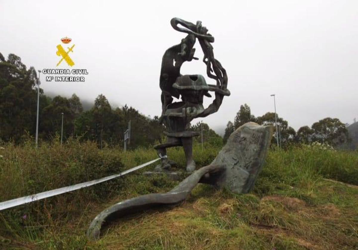 Escultura de la que robaron las piezas de bronce en Cudillero.